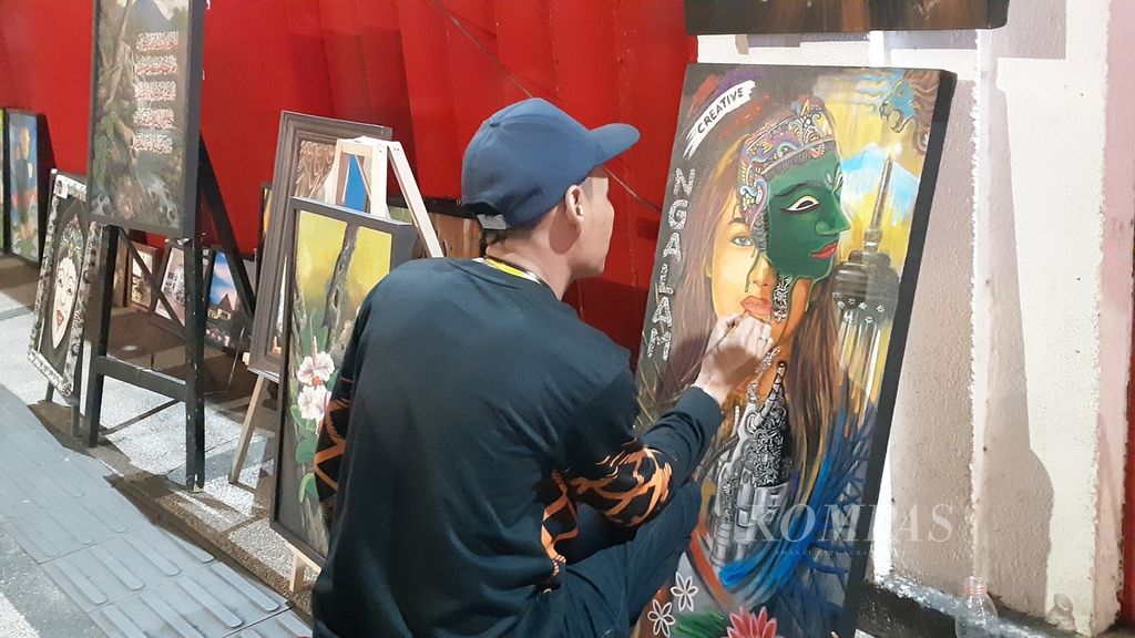 Pelukis dan hasil karyanya dalam acara Malang 109 yang digelar di Kayutangan, Kota Malang, Minggu (28/5/2023). Sejumlah orang melukis di kawasan bersejarah tersebut.