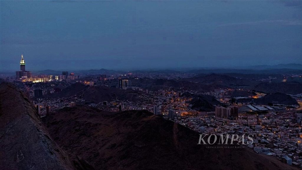 Jelang pagi, saat langit mulai membiru, pemandangan Kota Mekkah semakin jelas. 