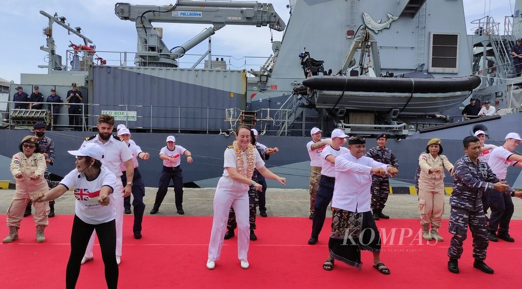 Kapal patroli lepas pantai Inggris, HMS Spey (P234), Jumat (30/9/2022), bersandar di dermaga Pelabuhan Benoa, Kota Denpasar, Bali. Awak kapal HMS Spey disambut dengan hiburan berupa tari-tarian. 
