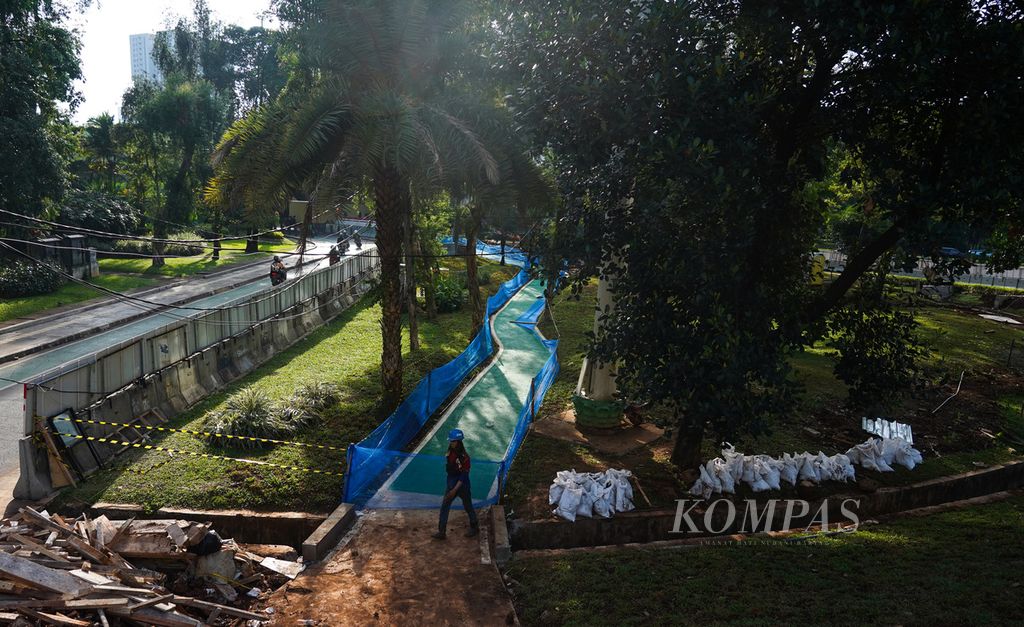 Jalur khusus pesepeda di Taman Semanggi menjadi fasilitas di Jalan Sudirman melalui Terowongan Jembatan Semanggi. 