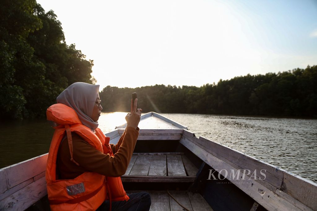 Wisatawan mengabadikan perjalanannya saat menyusuri Teluk Balikpapan di Balikpapan Utara, Kota Balikpapan, Kalimantan Timur, Selasa (31/10/2023).