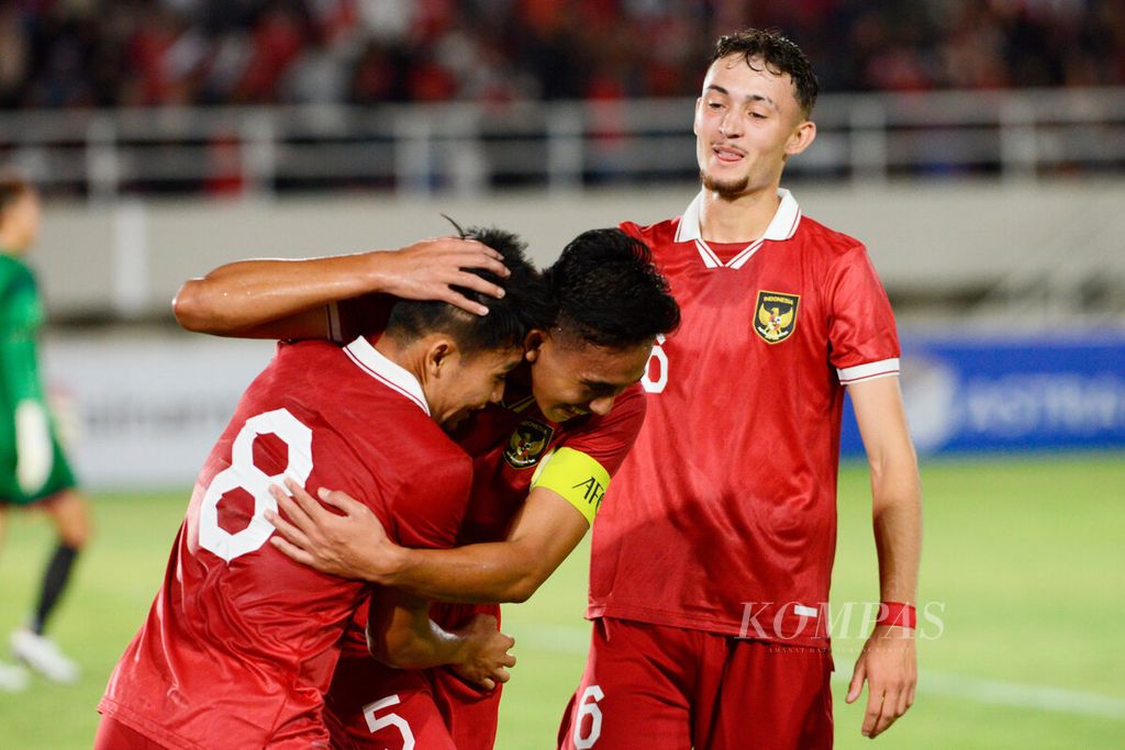 Rizky Ridho Ramadhani (tengah) memeluk rekannya, Witan Suleman, dan disaksikan Ivar Jenner setelah menciptakan gol ke gawang tim sepak bola Taiwan pada babak kualifikasi Piala Asia U-23 2024 di Stadion Manahan, Kota Surakarta, Sabtu (9/9/2023). Indonesia menang 9-0. 