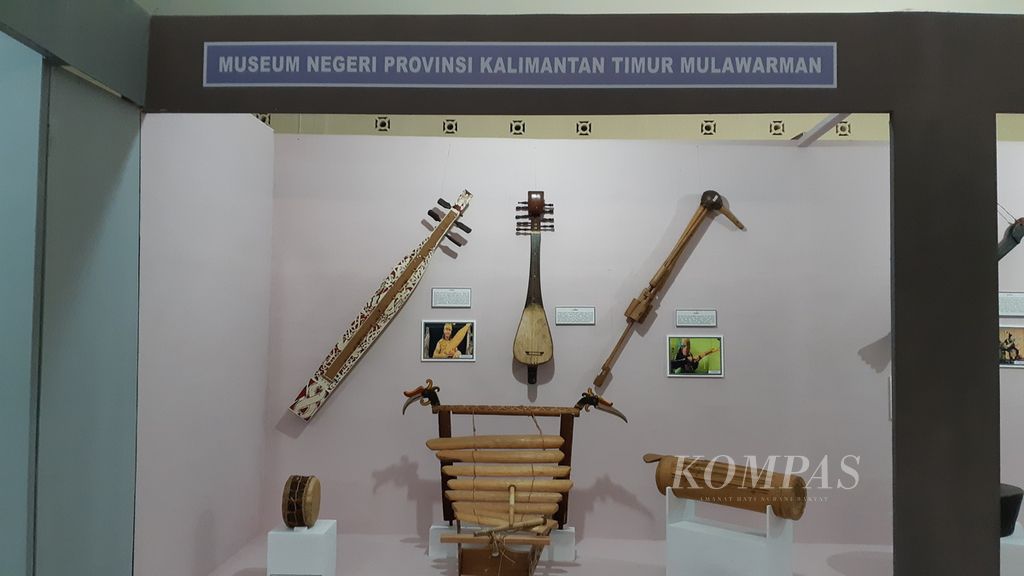 Alat musik Nusantara dipajang dalam pameran di Museum Siwalima, Kota Ambon, Maluku, pada Kamis (11/11/2020). 