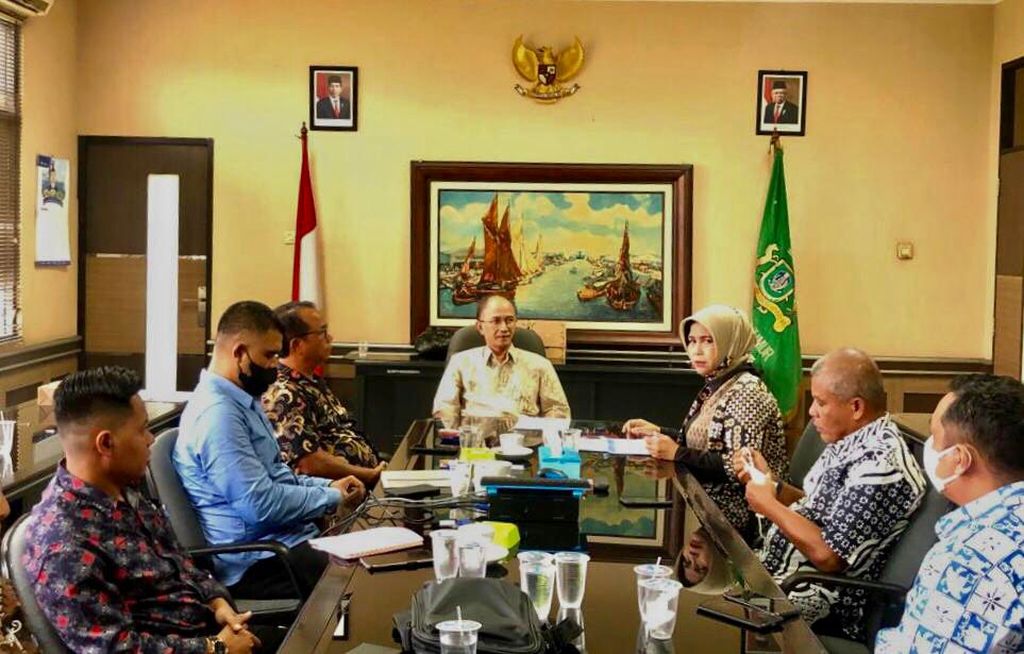 Ketua Kadin Jatim Adik Dwi Putranto (tengah) saat bertemu dengan pelaku industri hasil tembakau Jatim di Surabaya, Rabu (12/10/2022). Mereka meminta tidak ada kenaikan tarif cukai hasil tembakau pada 2023.