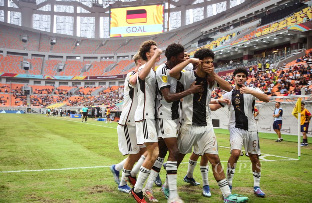 Selebrasi pemain Jerman dalam laga perempat final Piala Dunia U-17 2023 di Stadion Internasional Jakarta (JIS), Jakarta, Jumat (24/11/2023). Jerman memastikan diri melaju ke babak semifinal setelah menundukkan Spanyol 1-0 melalui tendangan penalti Paris Brunner. 