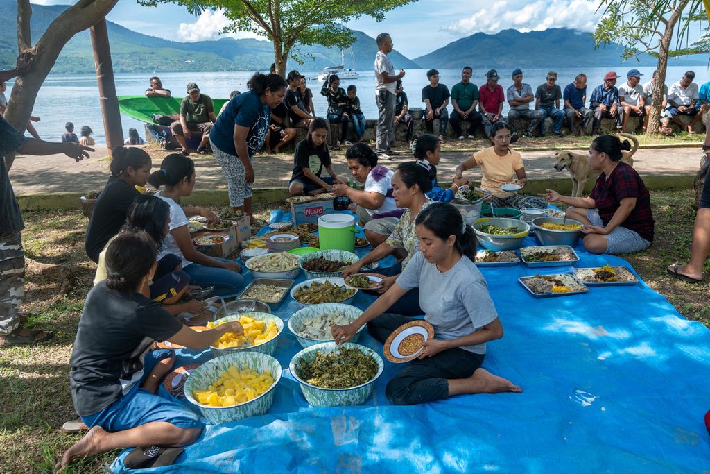 Tradisi Merebo-Merampa atau warga makan bersama setelah pemasang pagar Tikam Turo untuk jalur perarakan darat peziarah. Menunya pangan lokal seperti jagung titi, bose, sayur rumpu rampe, ikan, RW, ubu kuko dan sopi.