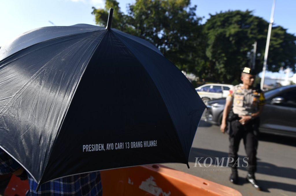 Aktivis Jaringan Solidaritas Korban untuk Keadilan (JSKK) menggelar aksi diam Kamisan ke-619 di depan Istana Merdeka, Jakarta, Kamis (23/1/2020). Dalam aksi yang menyuarakan keadilan bagi korban dan keluarga korban pelanggaran HAM tersebut juga menegaskan bahwa Tragedi Semanggi I dan Semanggi II merupakan pelanggaran HAM berat yang harus diselesaikan