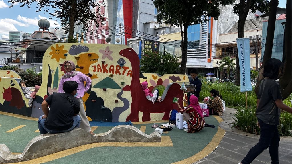 Anak-anak bermain ditemani orangtua di Taman Literasi Martha Christina Tiahahu, Melawai, Kecamatan Kebayoran Baru, Jakarta Selatan, Sabtu (17/12/2022).