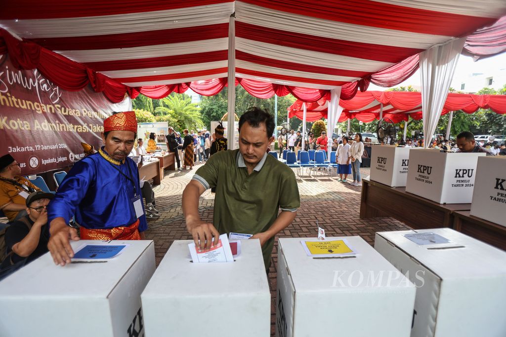 Panitia Pemungutan Suara (PPS) membantu pemilih untuk memasukkan surat suara saat simulasi pemungutan suara Pemilu 2024 di halaman Kantor Wali Kota Jakarta Pusat, Rabu (17/1/2024). 