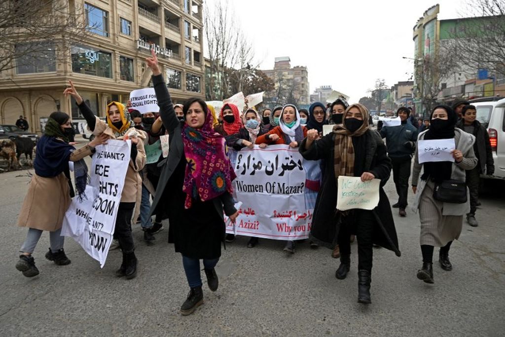 Dalam foto yang diambil pada 16 Januari 2022 ini tampak sekelompok perempuan Afghanistan meneriakkan slogan-slogan dan mebawa spanduk selama aksi protes untuk menuntut pemulihan hak-hak perempuan di Kabul.