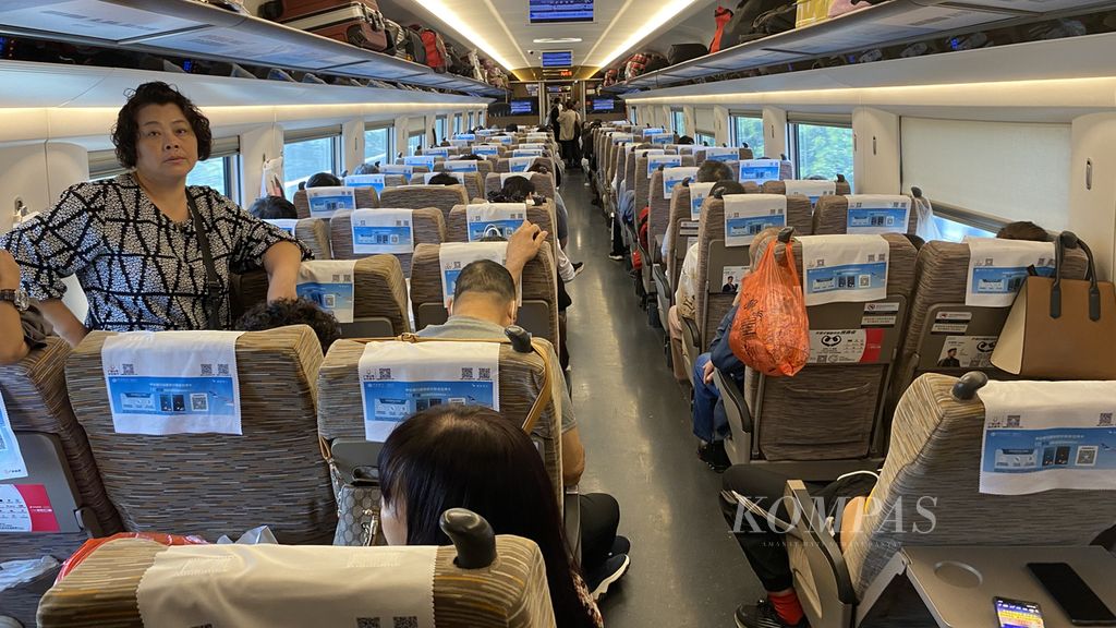 Warga naik kereta cepat dari Jinhua menuju Kota Hangzhou, China, Minggu (24/9/2023). Kereta cepat menjadi pilihan warga yang bepergian ke tempat yang jauh. Moda transportasi lainnya, seperti kereta bawah tanah atau Metro Hangzhou dan bus saling terhubung dengan kereta cepat.