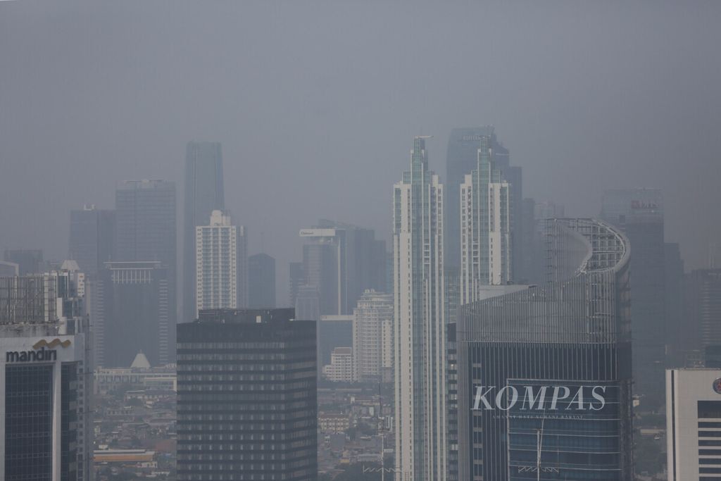 Lansekap Kota Jakarta yang diselimuti asap polusi udara, Rabu (24/7/2019) pada pukul 12.00. Menurut data AirVisual, situs penyedia peta polusi daring harian kota-kota besar di dunia, Kota Jakarta pada Rabu pukul 14.00 nilai Indeks Kualitas Udara (AQI) adalah 175 atau masuk dalam kategori tidak sehat.