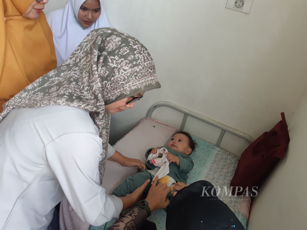Seorang anak menjalani imunisasi di Puskesmas Krueng Barona Jaya, Kabupaten Aceh Besar, Provinsi Aceh, 20 Januari 2023. Rendahnya imunisasi menjadi salah satu penyebab tingginya angka tengkes di Aceh.