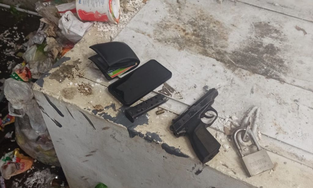 Polsek Tanah Sareal, Kota Bogor, Jawa Barat, menyita barang bukti senjata api milik pelaku pembobolan minimarket pada Kamis (29/12/2022) dini hari.