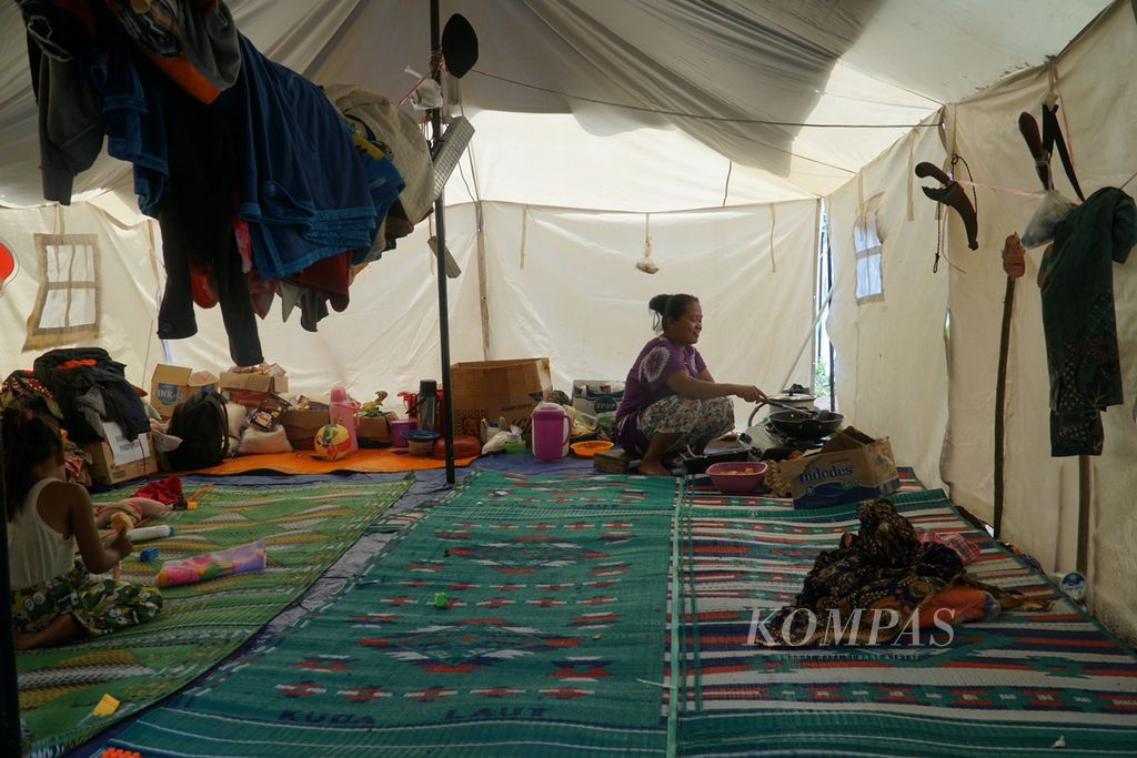 Warga memasak di tenda posko pengungsian Timbo Abu Ateh, Jorong Timbo Abu, Nagari Kajai, Kecamatan Talamau, Pasaman Barat, Sumatera Barat, Sabtu (12/3/2022). 