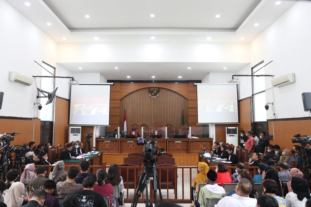 The atmosphere of the trial process for Ferdy Sambo with the agenda of reading the indictment at the South Jakarta District Court, on Monday (17/10/2022).
