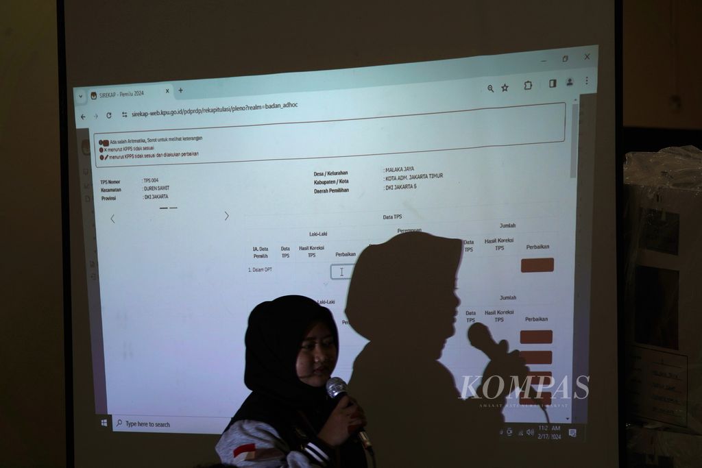 Siluet anggota Panitia Pemilihan Kecamatan (PPK) bersiap membacakan hasil penghitungan suara TPS untuk dicatat dalam rekapitulasi hasil penghitungan suara tingkat kecamatan di GOR Duren Sawit, Jakarta Timur, Sabtu (17/2/2024). 