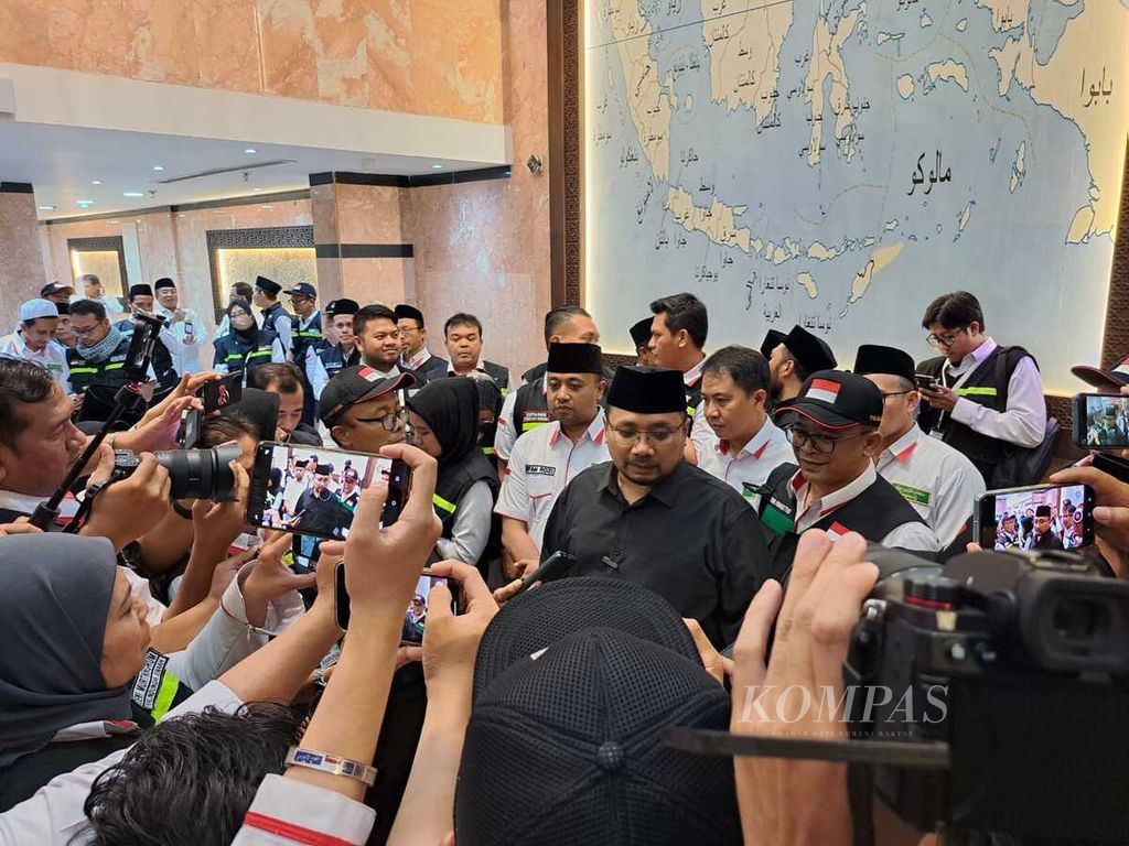 Menteri Agama Yaqut Cholil Qoumas memberikan pernyataan kepada wartawan di kantor Daerah Kerja (Daker) Mekkah, Arab Saudi, pertengahan Juni 2023. Menag mengapresiasi kinerja petugas haji Indonesia 2023. 