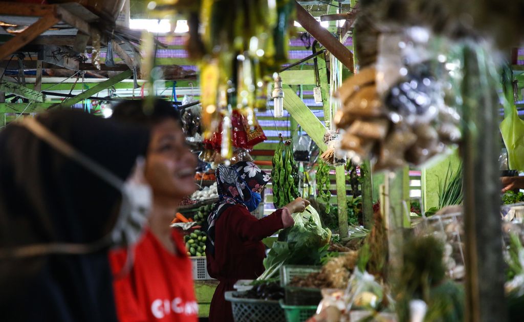 Warga mengenakan masker saat berbelanja di Pasar Ranai, Pulau Natuna, Kepulauan Riau, Rabu (5/2/2020). 