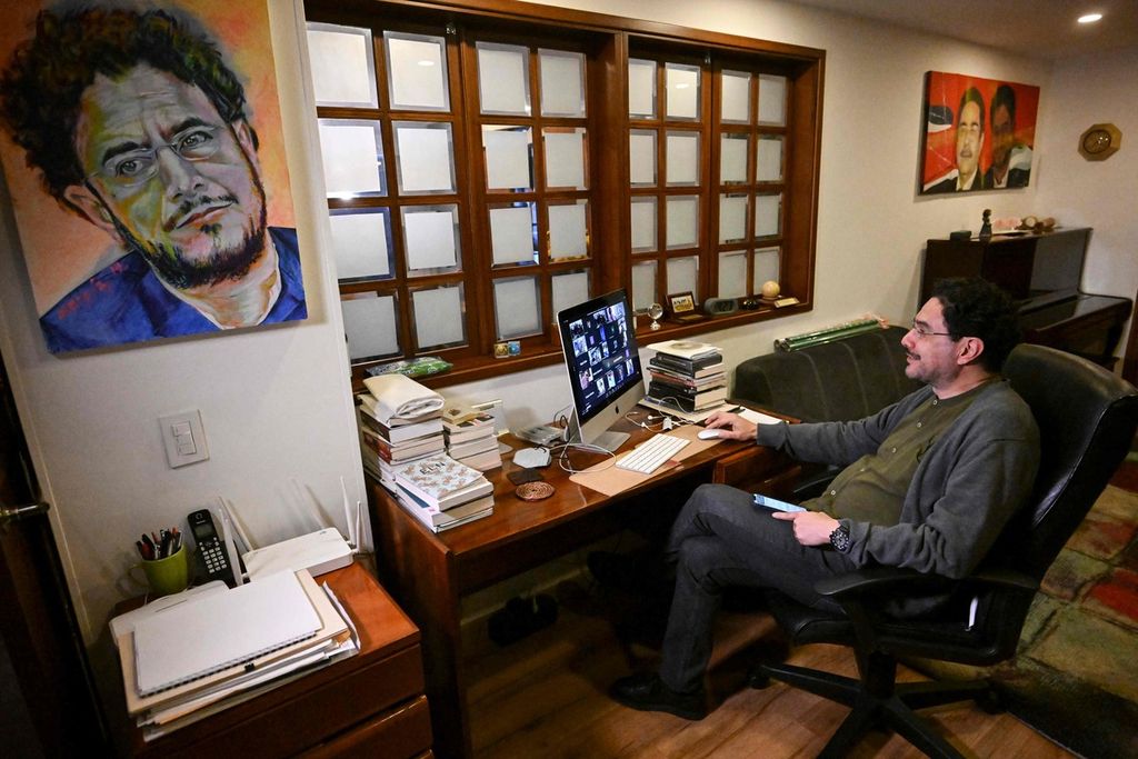 Senator Kolombia Ivan Cepeda saat menggelar wawancara daring dengan Kantor Berita AFP di  di apartemennya di Bogota, pada 16 Desember 2022 lalu.