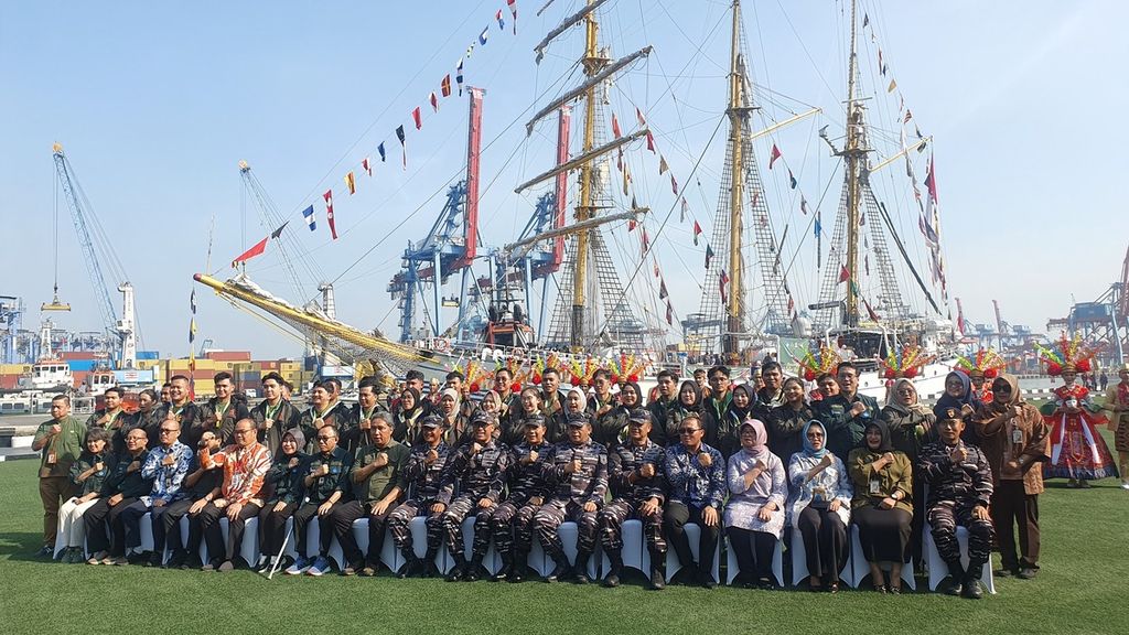 Para Laskar Rempah dan pejabat dari Kementerian Pendidikan, Kebudayaan, Riset, dan Teknologi serta TNI AL berfoto bersama di depan KRI Dewaruci sebelum memulai pelayaran Muhibah Budaya Jalur Rempah 2024 di dermaga Komando Lintas Laut Militer atau Kolinlamil di Tanjung Priok, Jakarta Utara, Jumat (7/6/2024).