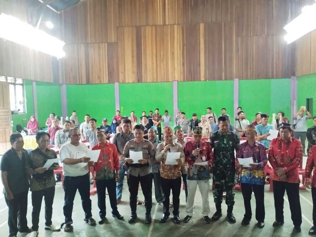 Sejumlah tokoh masyarakat, pejabat kecamatan dan pejabat TNI-Polri berembuk untuk membuat kesepakatan dengan deklarasi bersama di Mentaya Hulu, Kabupaten Kotawaringin Timur, Kalteng, Minggu (21/4/2024). 