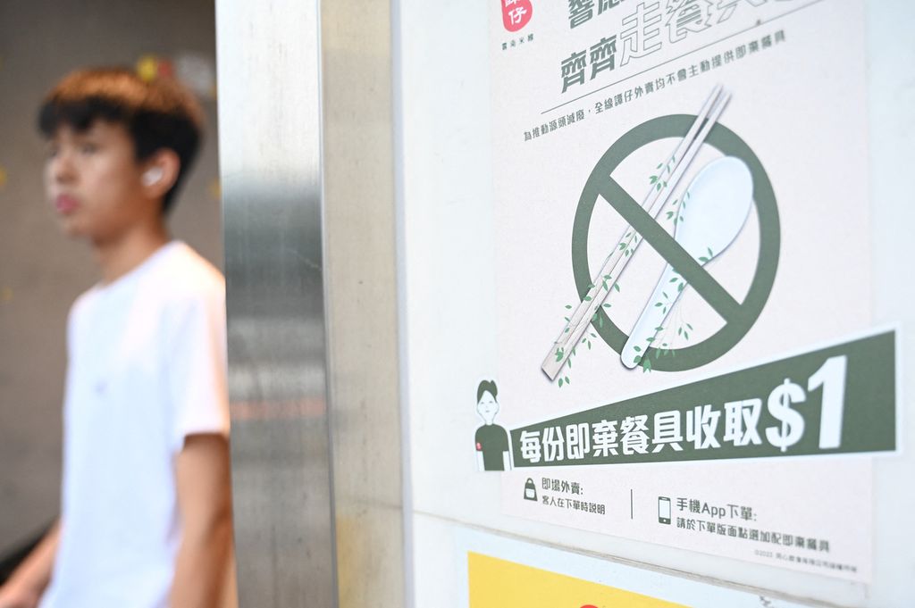 Sebuah petunjuk menyebutkan restoran tidak akan menyediakan alat makan plastik sekali pakai kepada pelanggan di Hong Kong, 22 April 2024.  