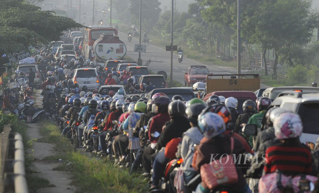 Pemudik motor mendominasi saat melintasi jalur pantai utara di Kabupaten Karawang, Jawa Barat, Sabtu (2/7). Dibukanya ruas Tol Cikampek-Palimanan membuat arus pemudik motor relatif lancar dari kemacetan parah seperti tahun sebelumnya.