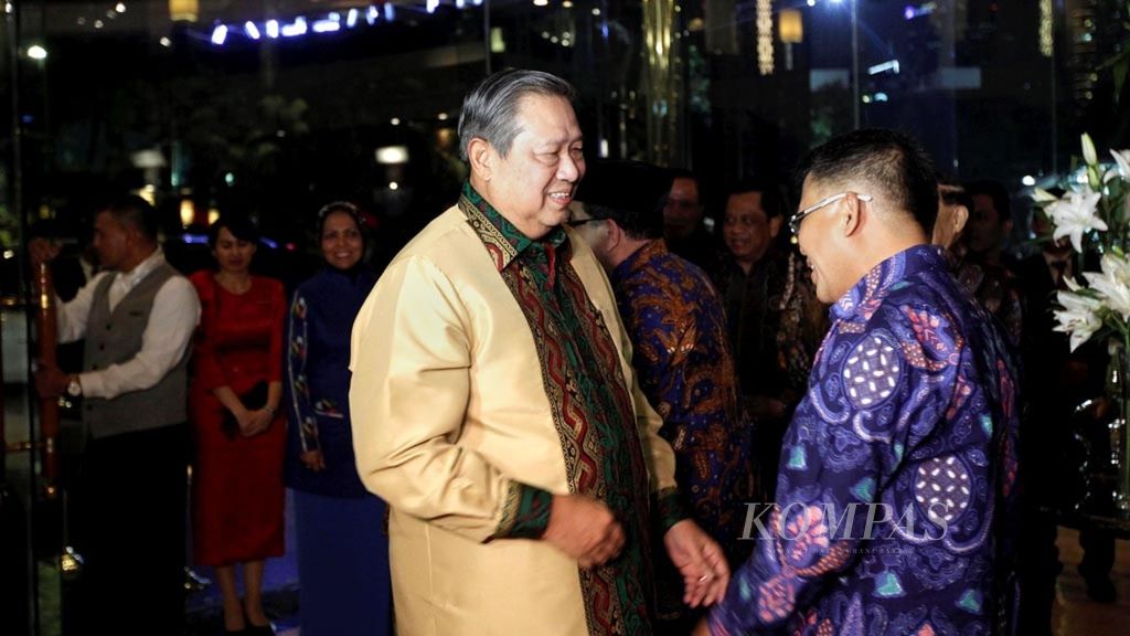 SBY Bertemu PKS - Ketua Umum Partai Demokrat Susilo Bambang Yudhoyono (kiri) bertemu dengan para petinggi Parta Keadilan Sejahtera (PKS) antara lain Presiden PKS Sohibul Iman (kanan) di Hotel Gran Melia, Jakarta, Senin (30/7/2018). 