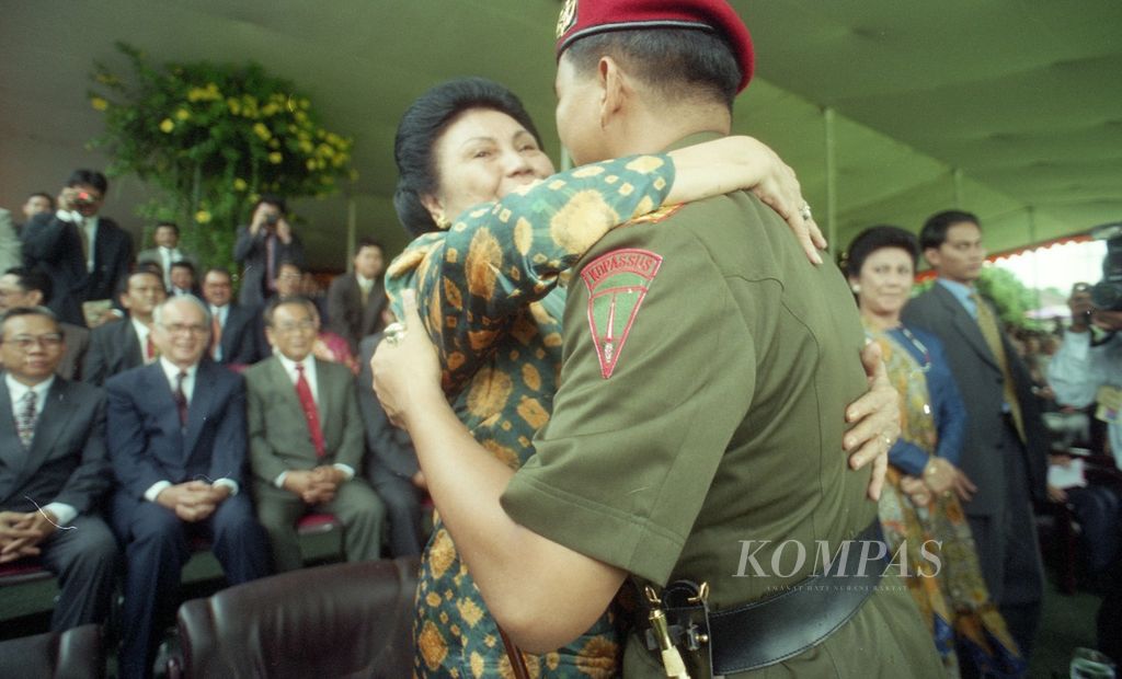 Dora Sigar memeluk sang anak, Prabowo Subianto, yang sudah dilantik sebagai Danjen Kopassus di Markas Komando Kopassus, Cijantung, Jakarta Timur, Senin (4/12/1995).