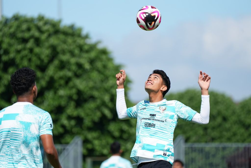 Marselino Ferdinan, gelandang tim Indonesia U-23, menyundul bola pada latihan di Stadion Leo Lagrange, Besancon, Perancis, Selasa (7/5/2024). Performa Marselino akan menjadi kunci bagi taktik menyerang Indonesia menghadapi Guinea pada laga <i>playoff</i> Olimpiade Paris 2024.