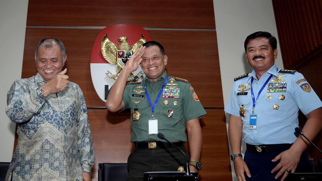 Panglima TNI Jenderal TNI Gatot Nurmantyo (tengah), KSAU Marsekal TNI Hadi Tjahjanto (kanan) dan Ketua KPK Agus Rahardjo menyapa wartawan usai konferensi pers kasus dugaan korupsi pembelian Helikopter Agusta Westland (AW) 101 di Gedung KPK, Jakarta, Jumat (26/5). POM TNI menetapkan tiga tersangka dari militer terkait kasus tersebut yaitu Marsma TNI Fachri Adamy, Letkol (Adm) WW dan Pelda SS dengan kerugian negara sebesar Rp220 miliar..