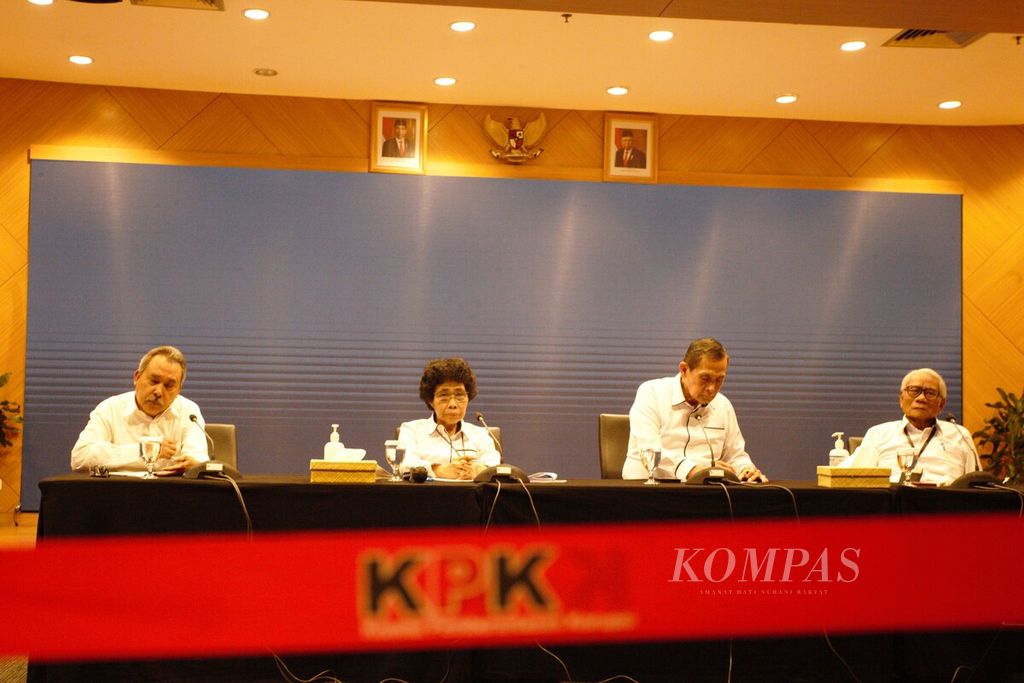 Dewan Pengawas Komisi Pemberantasan Korupsi menyampaikan perkembangan perkara pungutan liar yang dilakukan oleh 93 pegawai KPK terhadap tahanan kasus korupsi, Senin (15/1/2024), di Jakarta. Selain sidang etik, perkara itu juga ditindak secara pidana.