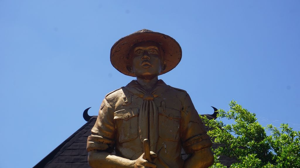 The statue of General Sudirman when he was a scout member stands at the Monument to the Birth of the Great Commander General Sudirman, Purbalingga, Central Java, Wednesday (6/11/2019).