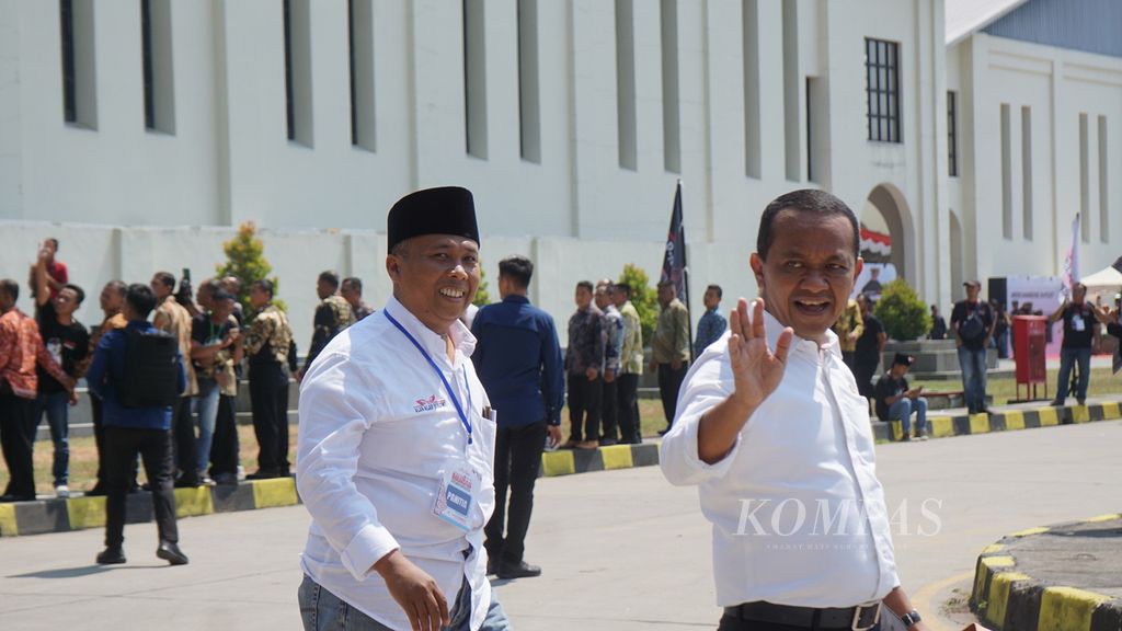 Menteri Investasi Bahlil Lahadalia (kanan) berjalan kaki seusai mengikuti musyawarah nasional sukarelawan Alap-alap Jokowi di Kabupaten Karanganyar, Jawa Tengah, Sabtu (27/7/2024). Acara itu dihadiri Presiden Jokowi dan putra sulungnya, Gibran Rakabuming Raka.