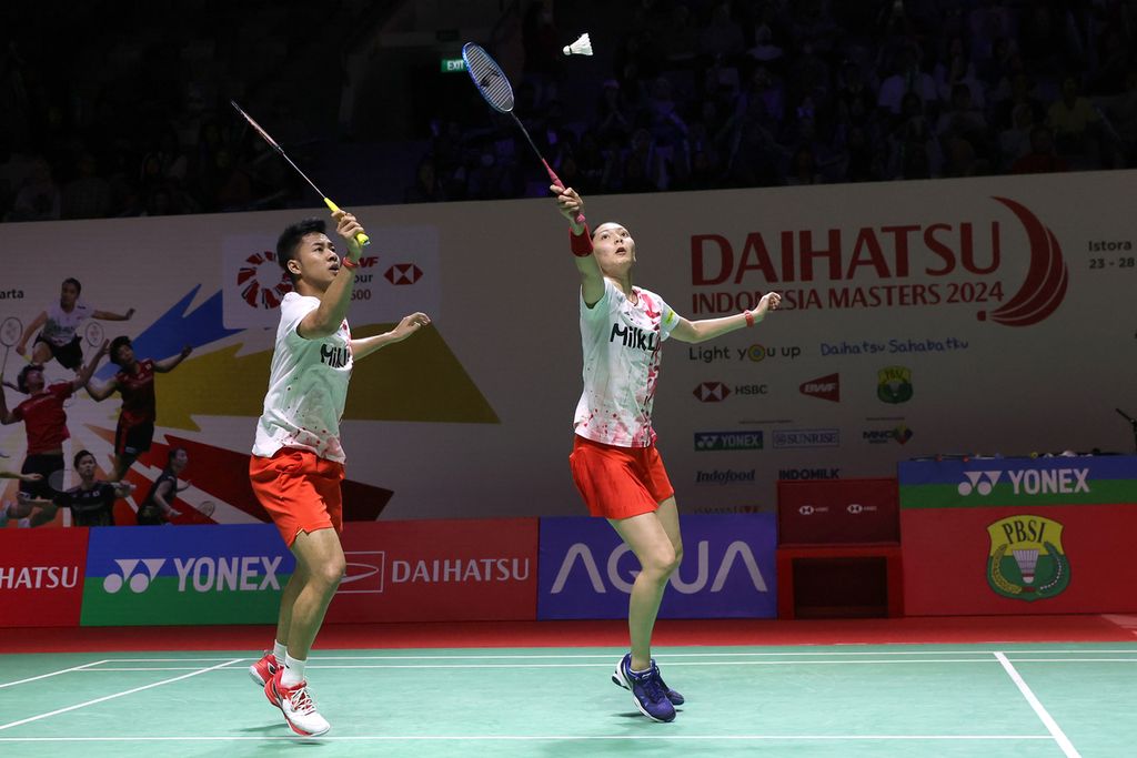 Aksi ganda campuran Dejan Ferdinansyah/Gloria Emanuelle Widjaja dalam pertandingan Indonesia Masters melawan Zheng Si Wei/Huang Ya Qiong (China) di Istora Senayan, Jakarta, Rabu (24/1/2024). 