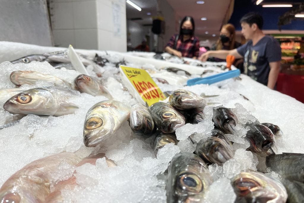 Pengunjung memilih ikan yang ditawarkan di pasar ritel modern di Karang Tengah, Kota Tangerang, Banten, Rabu (26/7/2023).