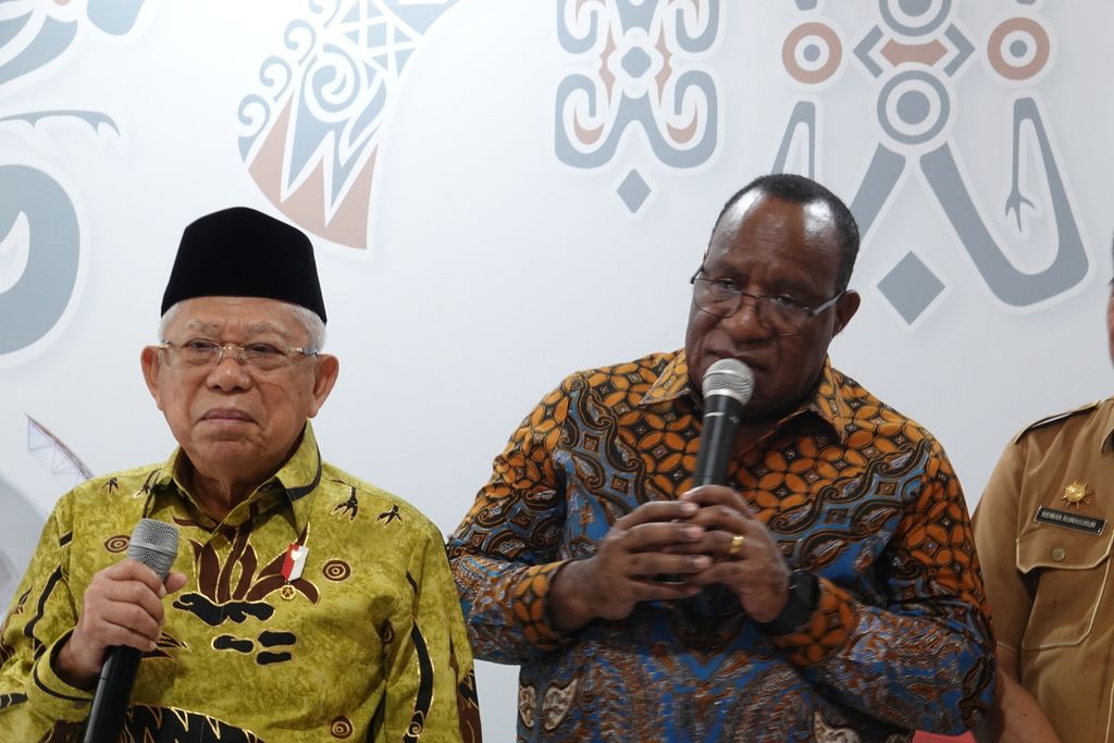 Wakil Menteri Dalam Negeri John Wempi Wetipo saat mendamping Wakil Presiden Maruf Amin ketika memberikan keterangan pers di Kantor Gubernur Papua di Jayapura, Selasa (10/10/2023).