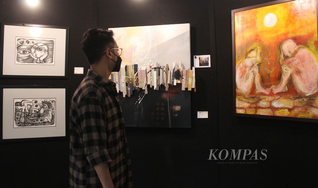 Pengunjung memperhatikan lukisan yang ditampilkan dalam Pameran Seni Rupa Remaja Jakarta Era 70/80-an di Lobi Teater Kecil, Taman Ismail Marzuki, Jakarta, Rabu (15/6/2022). Pameran yang diikuti puluhan perupa tersebut berlangsung pada 8-16 Juni 2022. 