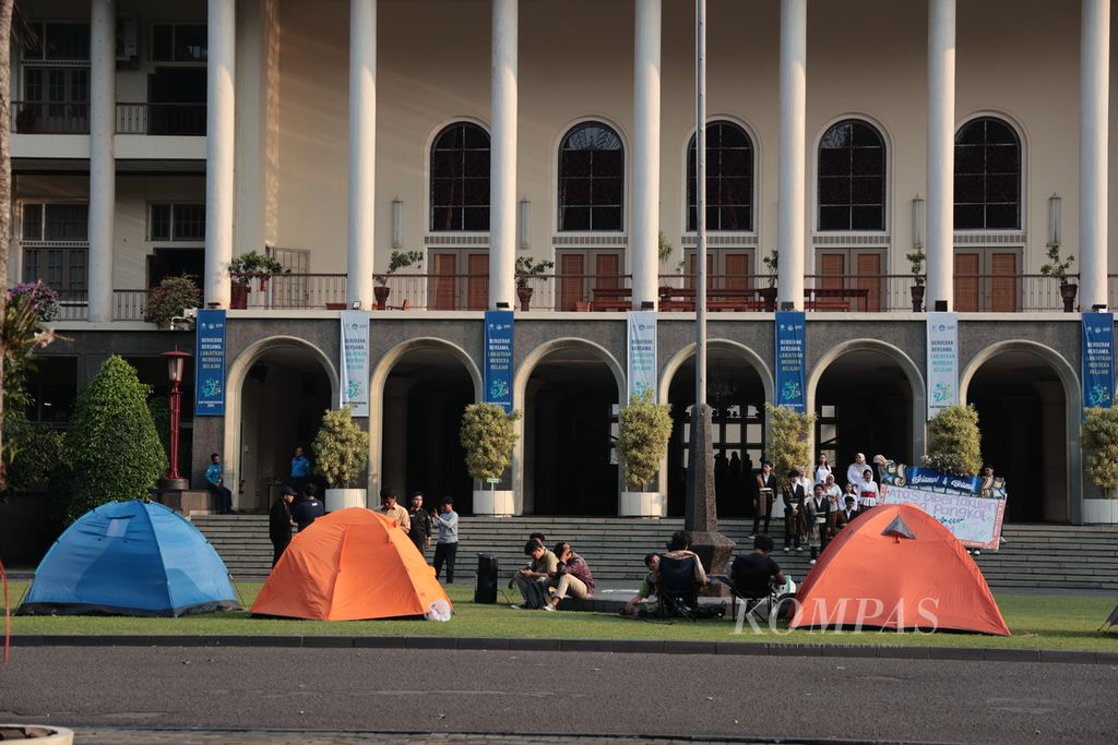 Sejumlah mahasiswa melakukan aksi protes dengan mendirikan tenda di dekat Balairung Universitas Gadjah Mada, Kabupaten Sleman, Daerah Istimewa Yogyakarta, Selasa (28/5/2024). 
