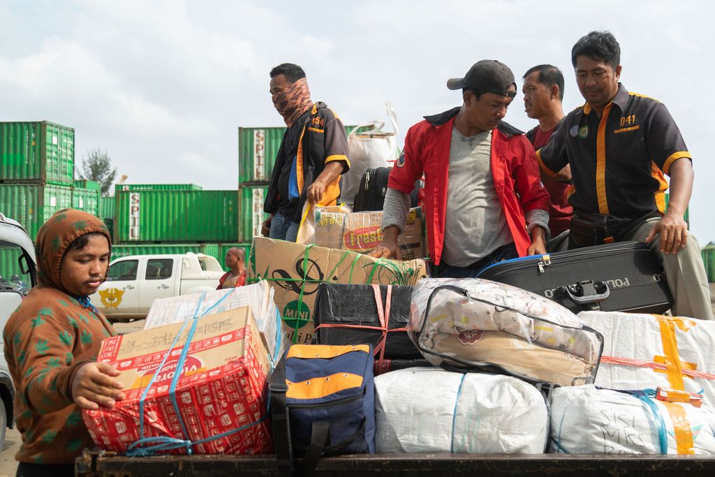 Sejumlah buruh angkut menurunkan barang-barang penumpang dari Kapal Motor Penumpang Dorolonda di Pelabuhan Batu Ampar, Batam, Kepulauan Riau, Selasa (18/4/2023).