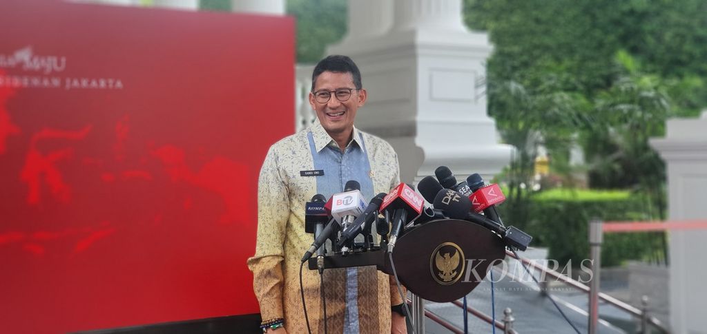 Menteri Pariwisata dan Ekonomi Kreatif Sandiaga Uno memberikan penjelasan hasil rapat terbatas terkait dengan kebijakan bebas visa kunjungan yang dipimpin Presiden Joko Widodo di Istana Merdeka, Jakarta, Kamis (7/12/2023) siang.