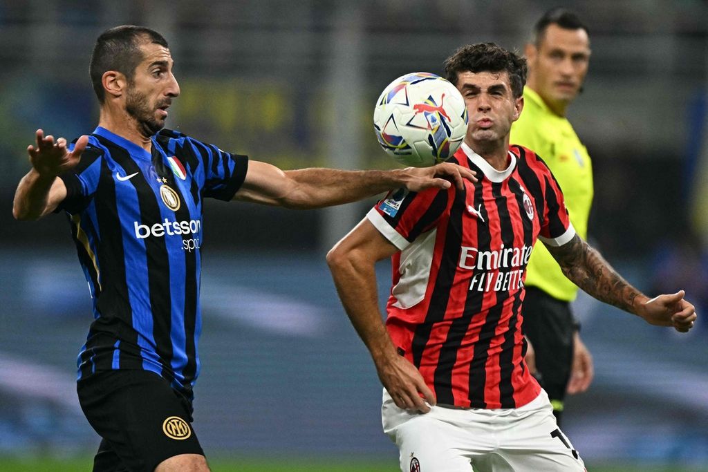 Gelandang Inter Milan, Henrikh Mkhitaryan (kiri), mengontrol bola sambil dibayangi penyerang AC Milan, Christian Pulisic, pada laga Liga Italia di Stadion Giuseppe Meazza, San Siro, Milan, 22 September 2024. Inter kalah 1-2. 