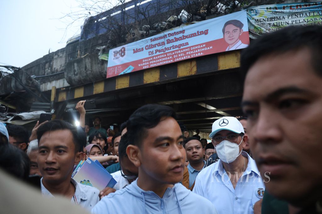 Spanduk selamat datang untuk calon wakil presiden nomor urut 2, Gibran Rakabuming Raka, terpampang di Jalan Rawa Bebek 1, Penjaringan, Jakarta Utara, Jumat (1/12/2023).