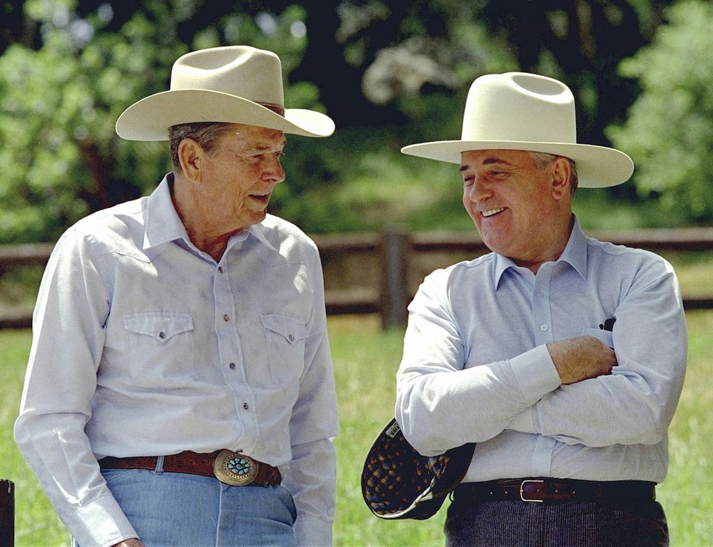 Mantan Presiden Amerika Serikat Ronald Reagan memakai celana jins saat bersantai dengan mantan Presiden Uni Soviet Mikhail Gorbachev di <i>ranch</i> milik Reagan di Santa Barbara, California, AS, Mei 1992. 
