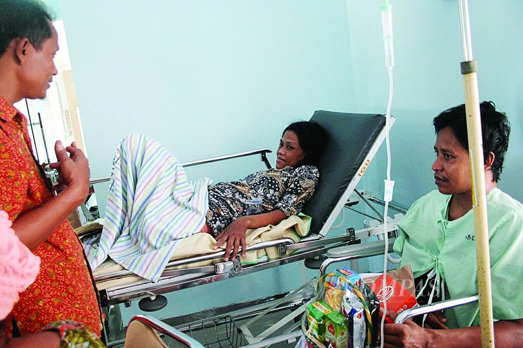 Pasien kanker tulang di Rumah Sakit Ortopedi Prof Dr R Soeharso, Surakarta, menerima bingkisan dan siraman rohani untuk penguatan mental, pertengahan Februari 2013.