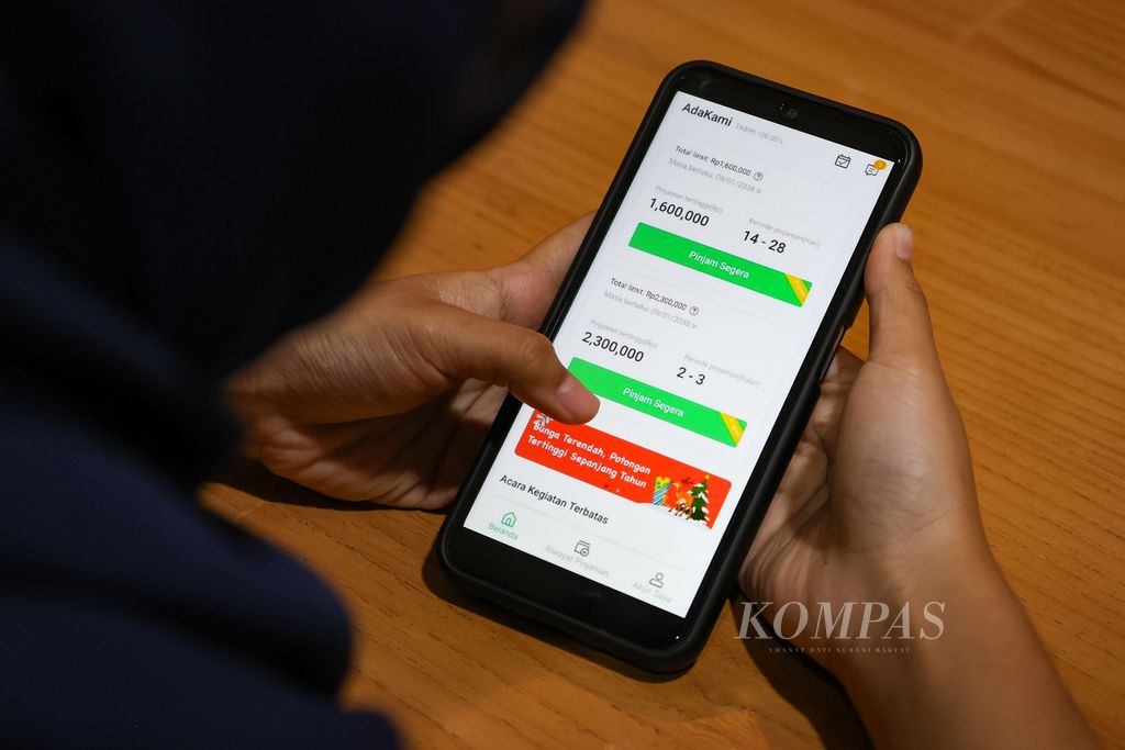 Warga mengakses aplikasi pinjaman daring (<i>online</i>) di Jakarta, Selasa (14/11/2023). 