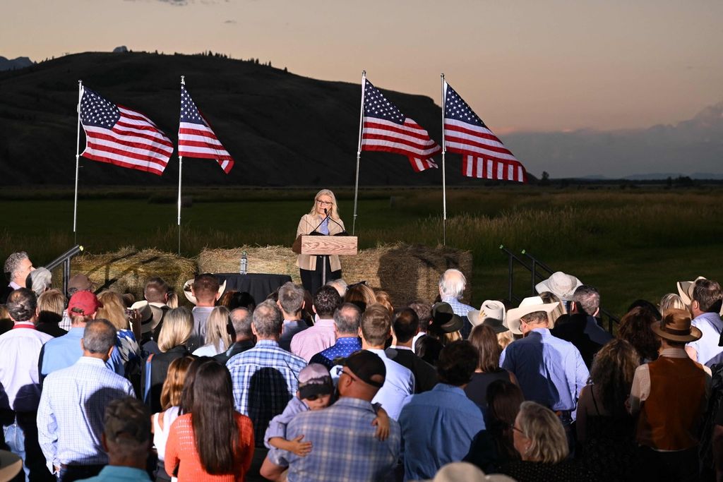  Anggota DPR AS asal Partai Republik, Liz Cheney (berdiri di podium), berpidato di hadapan para pendukungnya pada acara malam pemilihan pendahuluan di Wyoming di Mead Ranch, Jackson, Negara Bagian Wyoming, AS, Selasa (16/8/2022). 