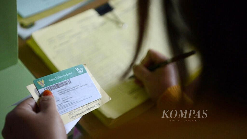 Warga peserta program Jaminan Kesehatan Nasional Kartu Indonesia Sehat (JKN-KIS) mengisi formulir pendaftaran mendapat layanan kesehatan di Puskesmas Tegalrejo, Yogyakarta, Jumat (26/7/2019).