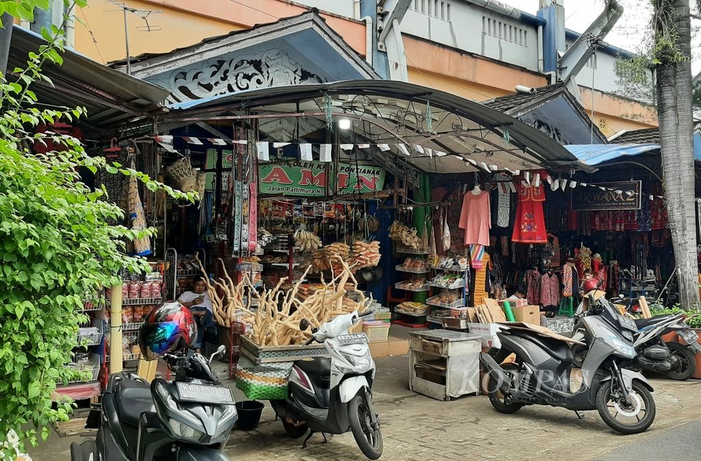 A gift shop area in Pontianak City, West Kalimantan, Friday (22/4/2022)